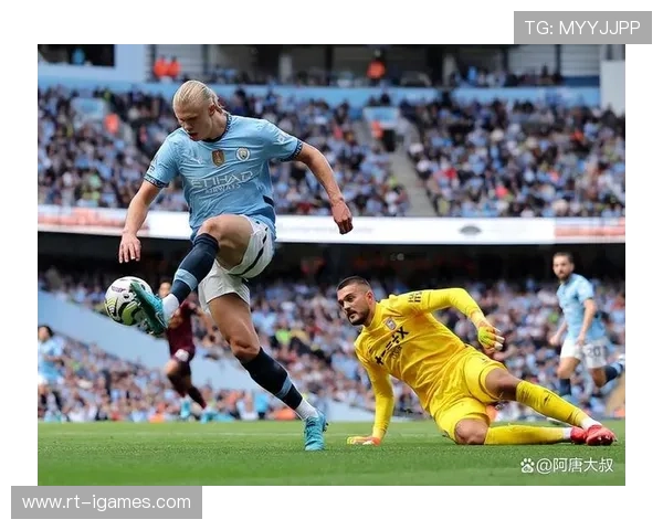 终场哨响，哈兰德与德布劳内交流战术画面